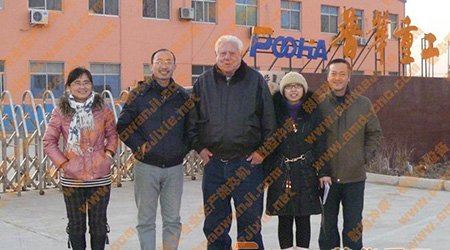 美國(guó)客戶第三次來我公司洽談?dòng)嗁?gòu)拋丸機(jī)事宜