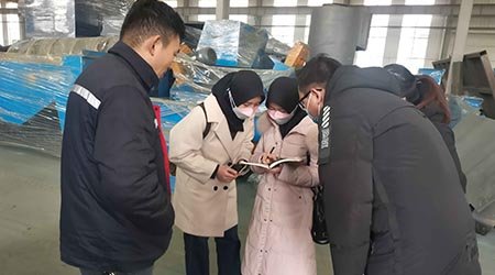 印尼客戶來(lái)廠驗(yàn)收Q69輥道拋丸機(jī)