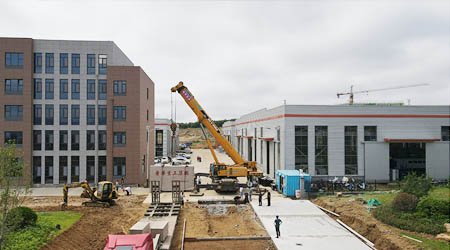 邁上新臺(tái)階——普華重工集團(tuán)門牌石安裝到位