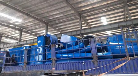 客戶定制鋼管內(nèi)外壁拋丸機裝車發(fā)往青島即墨